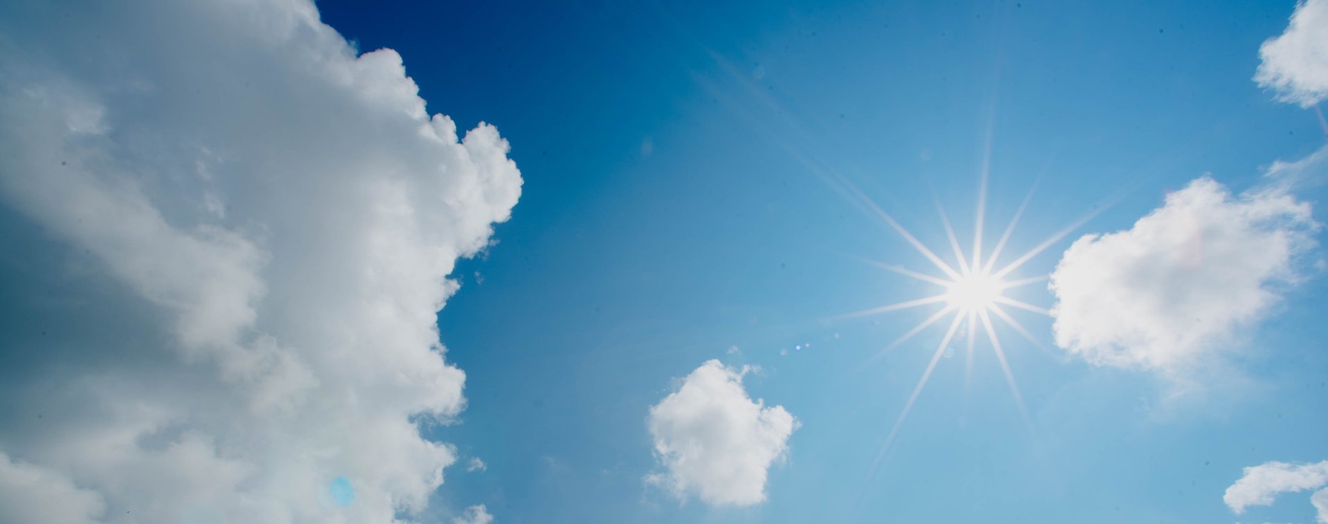Himmel mit Sonne und Sonnenstrahlen
