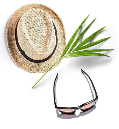 Accesoires Utensilien für den Sonnenschutz: Sonnenbrille und Hut als Kopfbedeckung