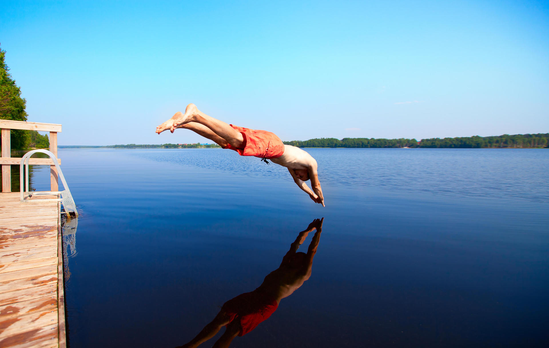 Mann springt in den See